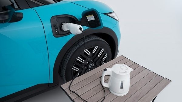 新型リーフから外部給電する様子